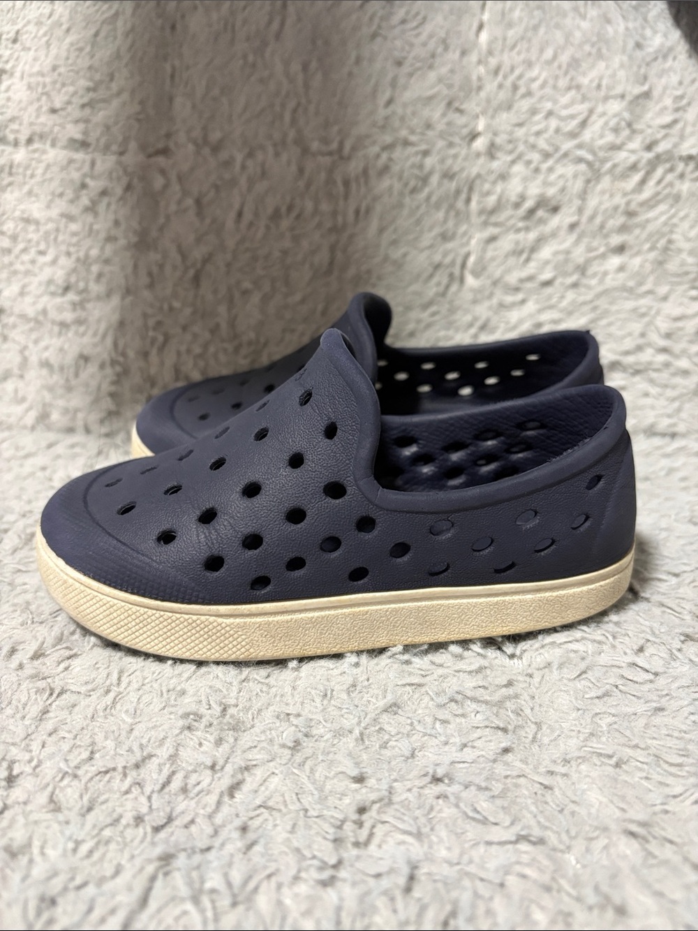 Old Navy Navy Slip-On Kids Water Shoes with Cream Sole